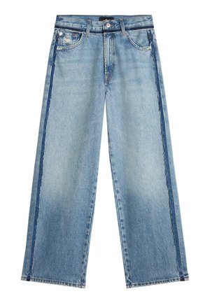 Jean large jambes bleu clair avec des bandes latérales plus foncées et un détail usé sur la partie supérieure de la poche gauche.