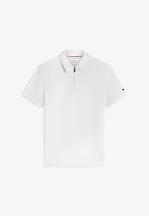 Polo blanc à manches courtes avec col et fermeture éclair à l'avant, logo Tommy Hilfiger brodé sur la manche gauche.
