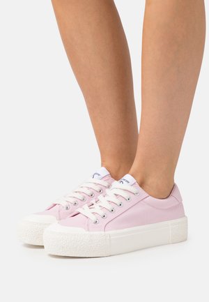 Sneakers di tela rosa con suole in gomma bianca, dotate di sei occhielli metallici e lacci bianchi. Design minimalista, a taglio basso e punta testurizzata.