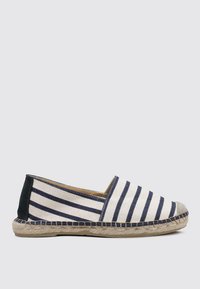 Espadrille a rayas, con parte superior de lona en azul marino y blanco, suela de cuerda de yute y un detalle del talón en azul marino sólido. Diseño plano y casual para poner y quitar fácilmente.