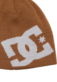 Gorro de punto marrón con un gran logo blanco de DC y un patrón de estrellas. Textura suave con un ajuste ceñido, adecuado para el clima frío.