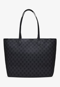 Zwarte schoudertas van textuurstof met een patroon van vierkanten en een embleem. Beschikt over lange zwarte handvatten en een gestructureerde vorm.