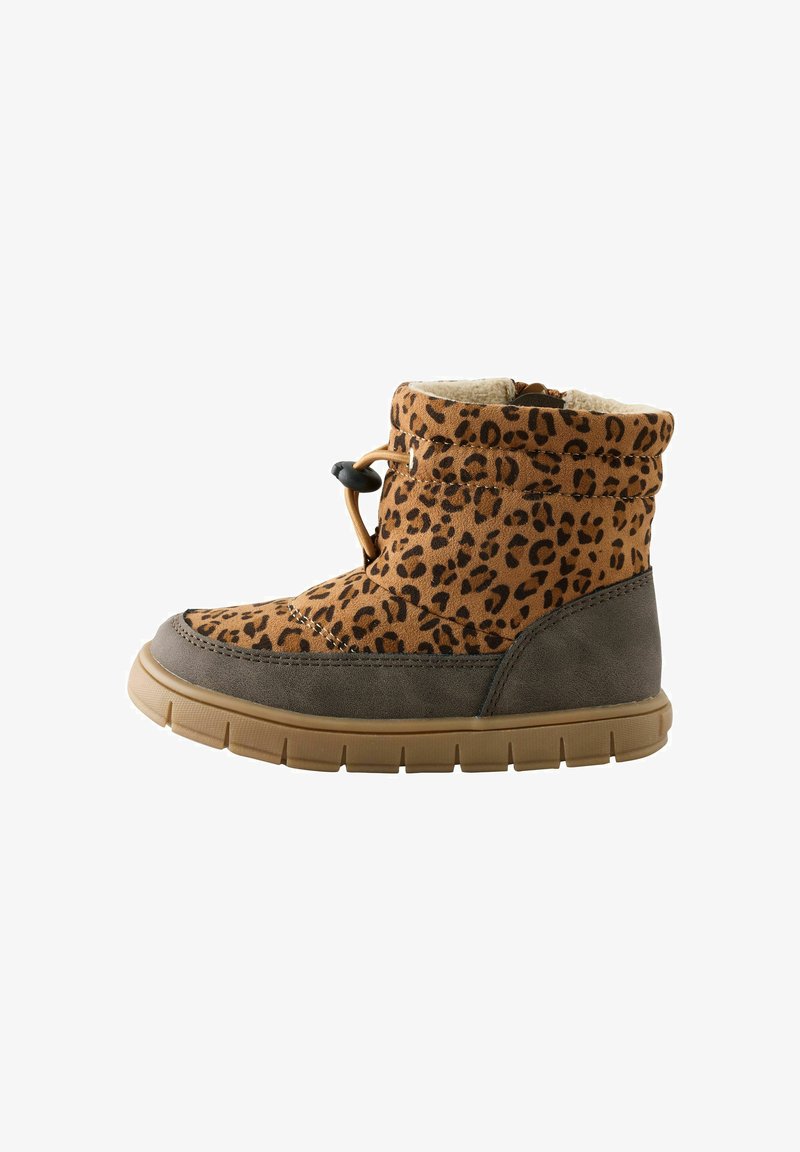 Brune og leopardmønstret ruskindsankelstøvle med en tan gummisål og for, der har en toggellukning og subtile sømdetaljer.
