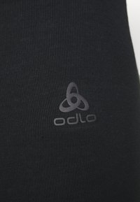 Mustapohjainen urheilukangas, jossa on rakenteellinen kuvio ja sileä harmaa "Odlo"-logo sivussa.