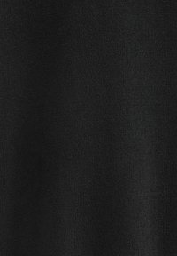 Schwarzer Strickstoff mit einer glatten Textur, der ein eng gewebtes Muster und eine gleichmäßige Farbe aufweist. Keine sichtbaren Mängel.