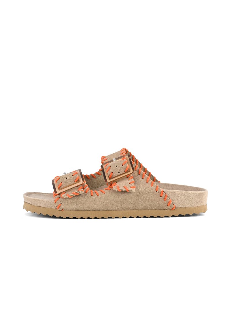 Mockasinsandaler med orange sömmar, dubbla spännen och en texturerad gummisula. Platt design med öppen tå och sidoklipp.