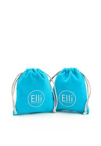 Dos bolsas de tela turquesa con forma redondeada, ajustadas en la parte superior con un cordón, que presentan letras bordadas en blanco.