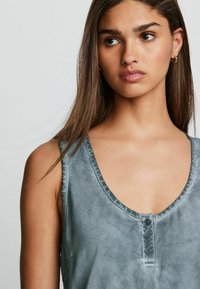Next FRONT DETAIL REGULAR FIT - Top - chambray blue