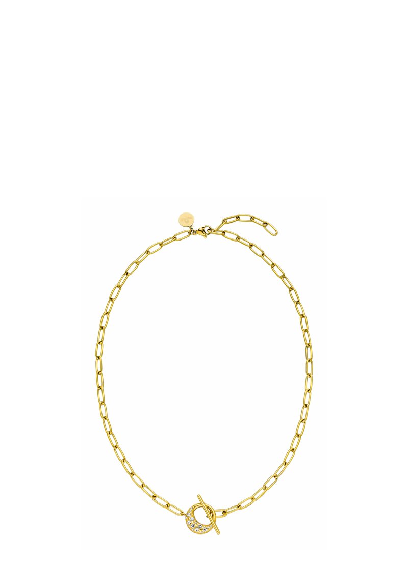 Gouden ketting met verlengde schakels, een togglesluiting met een met steen versierd rond detail, en een klein logo tag.