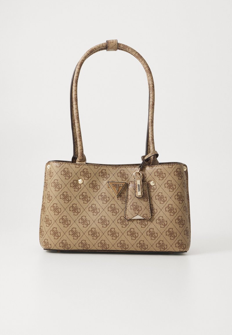 Bruine handtas met patroon, voorzien van twee schouderriemen, hardware in goudkleur, en een merklogo plaatje. Bevat studs en een afneembaar label.