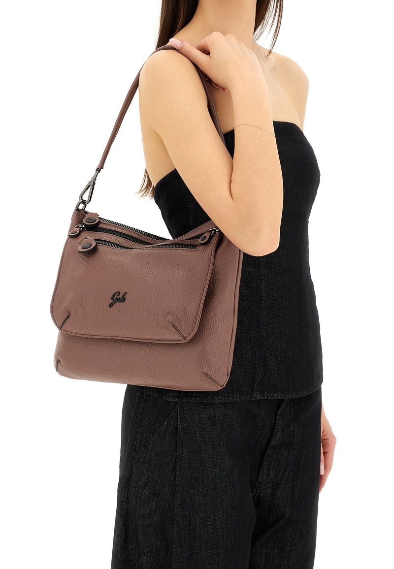 Borsa a tracolla in pelle marrone con superficie testurizzata, dotata di molteplici tasche con zip e una tracolla. Logo visibile sul davanti.