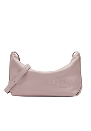 Sac à bandoulière en cuir rose avec une forme arrondie, logo embossé sur un côté et une bandoulière amovible pour des options de transport polyvalentes.