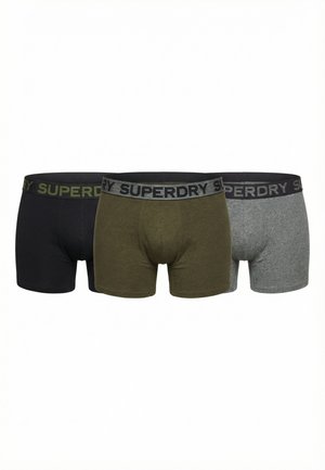 Trois paires de boxers pour hommes en noir, vert olive et gris avec des ceintures marquées "SUPERDRY".