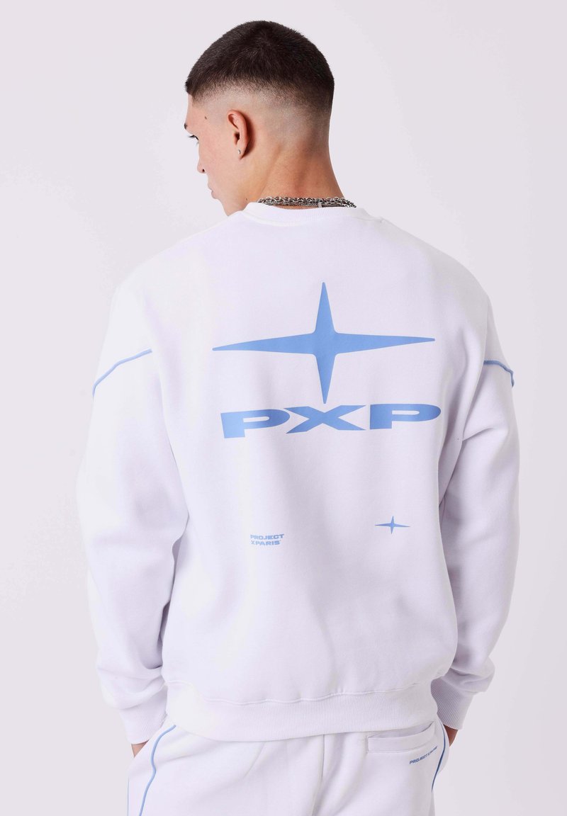 Witte sweatshirt met blauwe grafische ontwerp met sterren en de tekst "PXP". Zachte textuur, ronde hals en geribbelde mouwen.