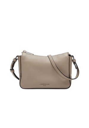 Borsa a tracolla in pelle beige con forma strutturata, tracolla regolabile e dettaglio logo discreto. Presenta una chiusura con zip e una texture liscia.