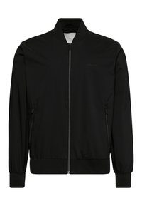 Veste bomber noire en tissu lisse, dotée d'une fermeture éclair sur le devant, d'un col et de poignets côtelés, ainsi que de poches latérales. Design minimaliste sans logos visibles.