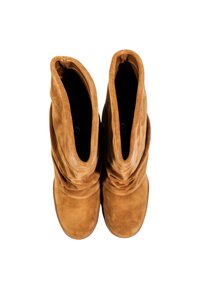 Stivaletti alla caviglia in suede beige con un design morbido. Punta arrotondata e texture liscia, con una suola leggermente sollevata.