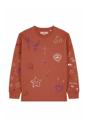 Camicia a maniche lunghe color ruggine con vari piccoli schizzi colorati tra cui stelle, uccelli, cuori, un teschio e testo come "LOVE LOVE LOVE."