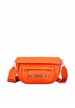 Sac bandoulière orange vif avec poche zippée à l'avant, deux clous métalliques, détail en maille et sangle réglable avec fermoirs métalliques.
