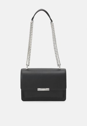 Sac à main rectangulaire en cuir noir avec une bandoulière en chaîne argentée et une petite plaque en métal avec le nom de la marque sur le rabat avant.