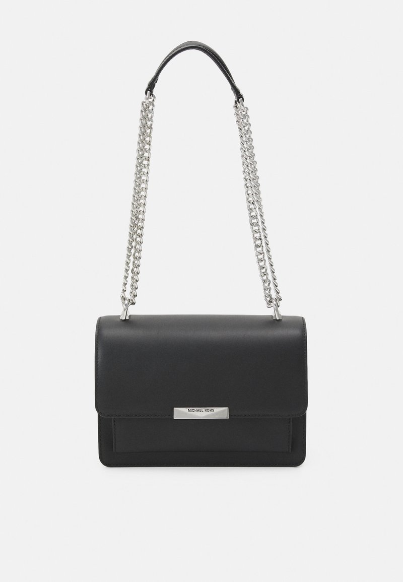 Sac à main rectangulaire en cuir noir avec une bandoulière en chaîne argentée et une petite plaque en métal avec le nom de la marque sur le rabat avant.