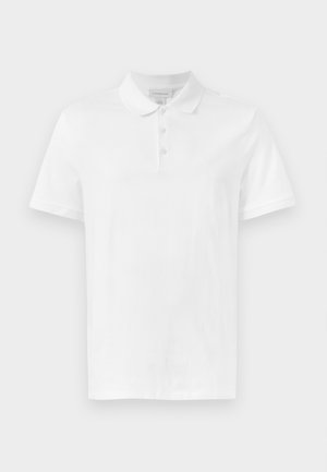 Tricou polo alb cu mâneci scurte, guler și deschidere cu trei nasturi, afișat pe un fundal simplu gri deschis.