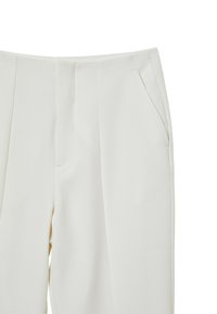 Pantaloni bianchi con una texture liscia, dotati di pieghe anteriori, tasche laterali e una vestibilità sartoriale. Nessuna hardware visibile o motivi.