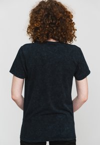 Paradiso Clothing GUNS NnROSES MONOCHROME CROSS DIP DYE  - Print T-shirt - black