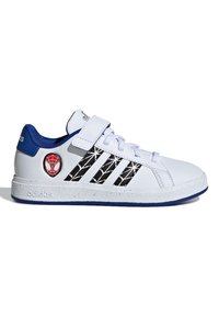 Basket blanche avec des accents bleus et le logo Spider-Man. Présente un design à rayures noires ressemblant à des motifs de toile d'araignée, en matériau cuir, et une sangle en velcro.