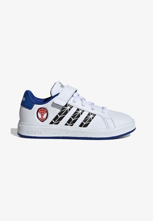 Scarpa bianca con accenti blu e logo di Spiderman. Presenta un design a strisce nere che ricorda i motivi delle ragnatele, materiale in pelle e chiusura in velcro.