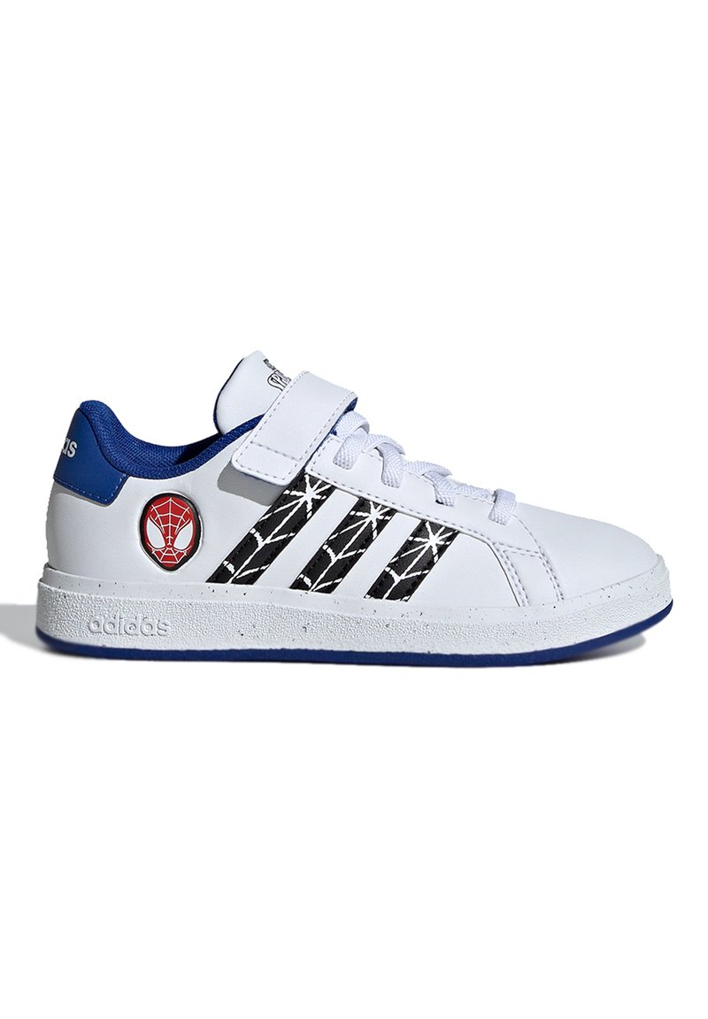 Basket blanche avec des accents bleus et le logo Spider-Man. Présente un design à rayures noires ressemblant à des motifs de toile d'araignée, en matériau cuir, et une sangle en velcro.