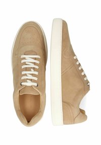 Beiga mockasinsneakers med vita snören, rund tå, texturerade sidopaneler och gummisulor. Minimalistisk design med perforerade detaljer.