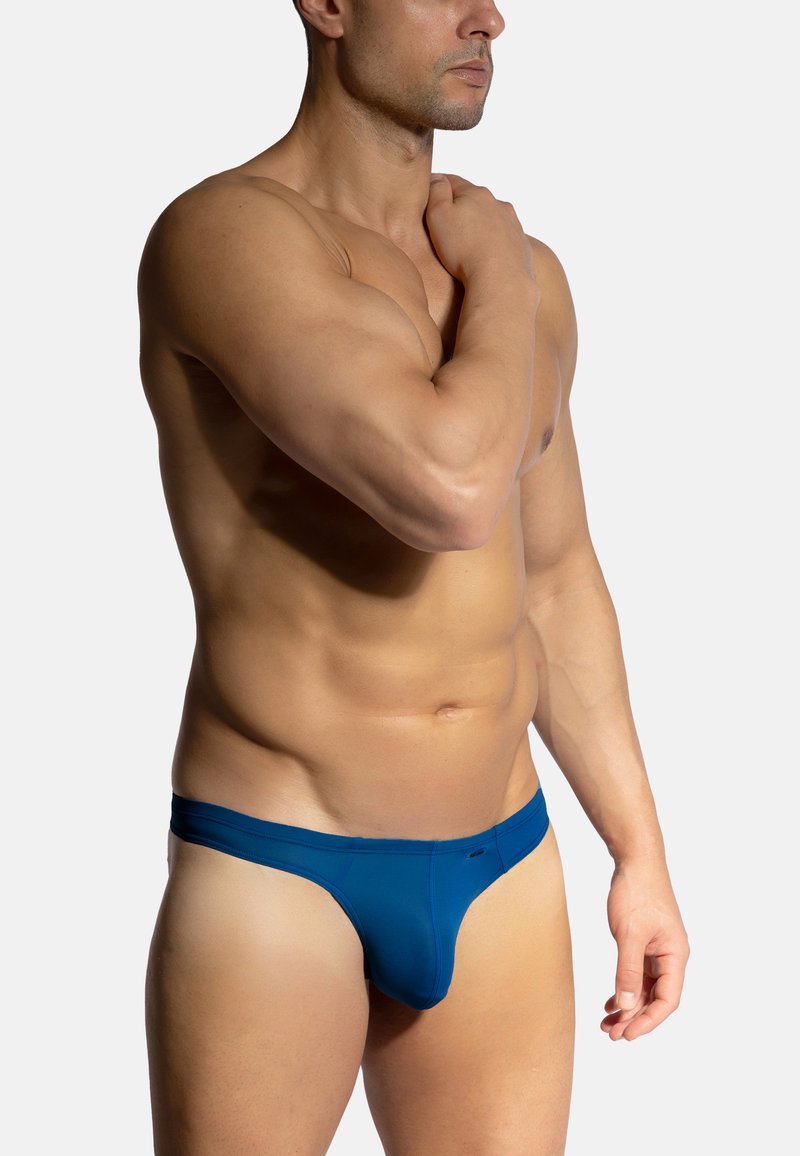 Blaue Herren-Unterhosen mit glatter Textur, elastischem Bund und konturiertem Vorderteil. Mit minimalen Nähten und enganliegendem Schnitt.