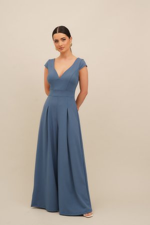 Combinaison sans manches bleue avec un décolleté en V, un corsage ajusté et des jambes larges plissées. Confectionnée dans un tissu lisse, elle présente un design minimaliste.