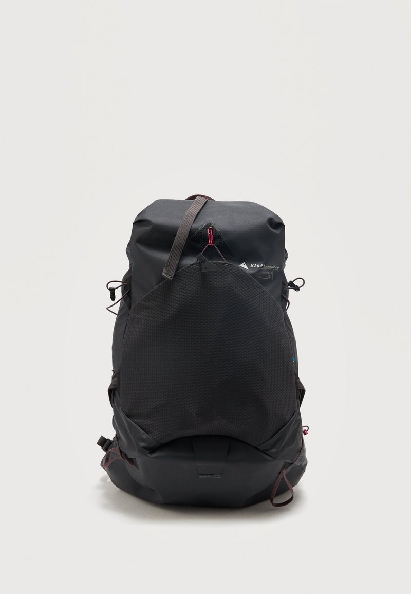 Μεγάλο μαύρο σακίδιο πεζοπορίας με μπροστινή τσέπη από δίχτυ, ρυθμιζόμενους ιμάντες και κόκκινες λεπτομέρειες, όρθιο σε λευκό φόντο.