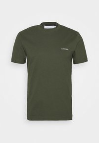 Olivgrünes Baumwoll-T-Shirt mit kurzen Ärmeln, Rundhalsausschnitt und kleinem weißen Calvin Klein Logo auf der linken Brustseite.