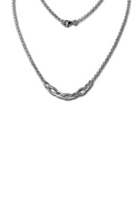 Collier en chaîne argentée avec des maillons ovales alternant entre lisses et texturés, doté d'un fermoir à ressort, sur fond blanc.