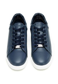 Sneakers in pelle blu navy con suole in gomma bianche, punta tonda e design delle lacci a contrasto. Presentano il logo sulla linguetta e hardware argentato.