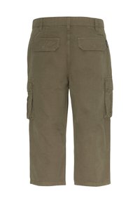 Pantalones cortos cargo de tela verde oliva, con un corte a la altura de la rodilla, múltiples bolsillos laterales y traseros, y un diseño de ajuste relajado.