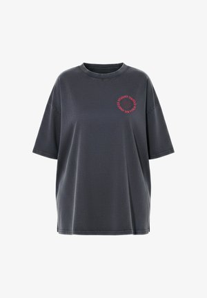 Donkergrijs oversized T-shirt met korte mouwen en ronde hals, met rode cirkelvormige tekst "STUDIO UNTOLD" op de linkerborst.