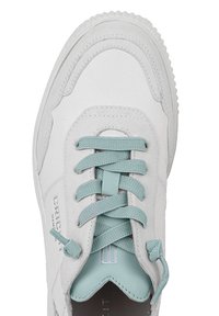 Biała skórzana tenisówka o fakturowanym wykończeniu, z jasnoniebieskimi sznurowadłami i kontrastującymi akcentami. Posiada zaokrąglony nosek i subtelne oznaczenia marki.