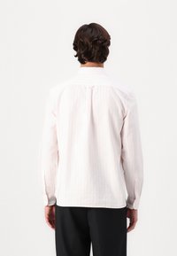 Lacoste Hemd - white/flamingo