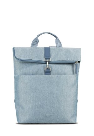 Hellblauer Stoffrucksack mit oberen Tragegriff, vorderer Reißverschlusstasche und Metallverschluss vor weißem Hintergrund.