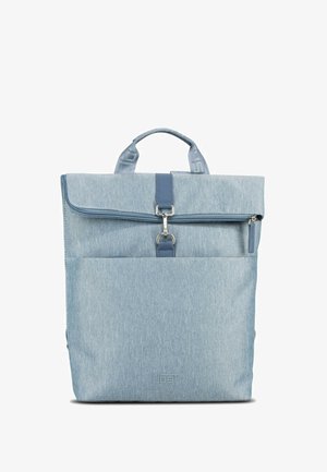 Sac à dos en tissu bleu clair avec poignée supérieure, poche avant zippée et fermeture à boucle métallique sur fond blanc.