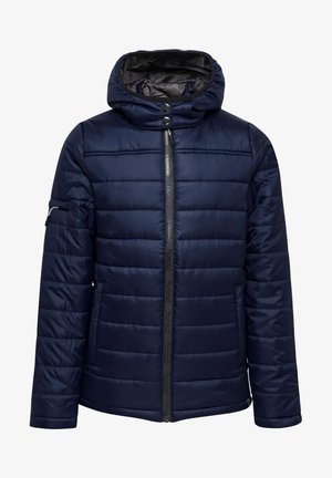 Giubbotto imbottito blu navy con cappuccio, caratterizzato da una chiusura centrale con zip e dettagli neri, texture trapuntata e una tasca laterale con chiusura a zip.
