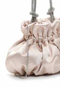 Weiche rosa satinierte Beuteltasche mit gerafftem Stoff, silberner Kettenriemen und geknoteten Akzenten an den Griffen. Glatte Oberfläche mit glänzendem Finish.