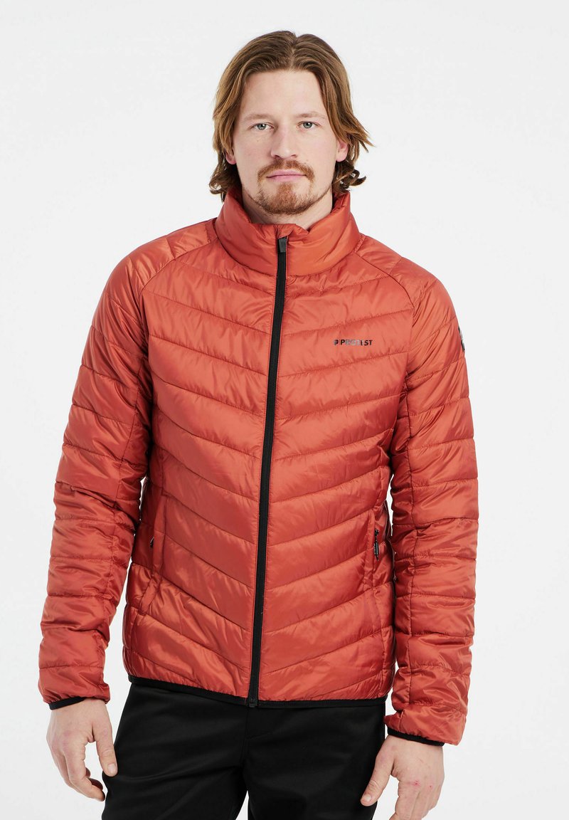 Giacca puffer da uomo con zip frontale arancione, caratterizzata da un motivo a rombi, colletto alto e dettagli in zip nera. Tessuto leggero.