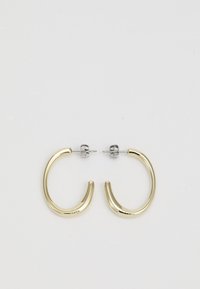 Orecchini a cerchio in tono oro con una superficie liscia e lucida. Presentano una forma curva e aperta e una chiusura in tono argento per un fissaggio sicuro.