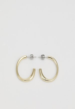 Gouden hoop oorbellen met een gladde, glanzende oppervlakken. Eigenschappen zijn een afgeronde, open vorm en een zilverkleurige sluiting voor een veilige bevestiging.
