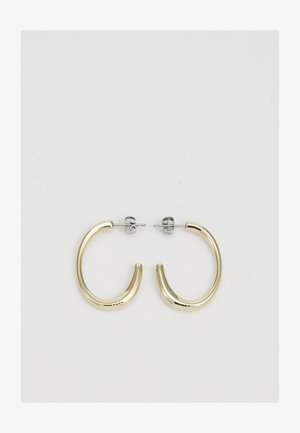 Pendientes de aro en tono dorado con una superficie lisa y brillante. Presentan una forma curva y abierta, y un cierre en tono plateado para un ajuste seguro.